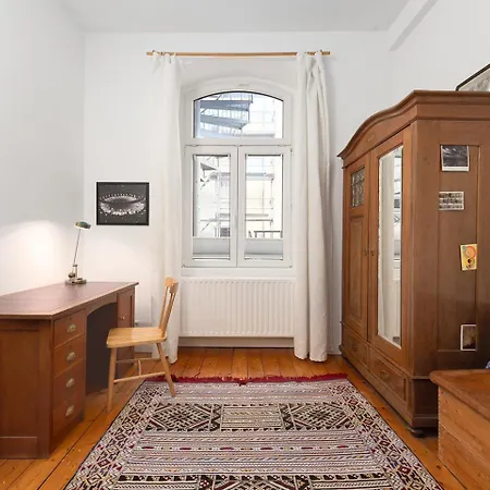 Ruhiges Altbau-apartment In Bester Lage Apartmán *